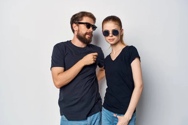 Homem na moda e mulher amizade comunicação romance vestindo óculos de sol estúdio estilo de vida — Fotografia de Stock