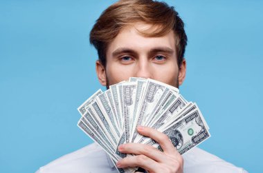 Zengin bir iş adamı mavi arka planı finanse eder