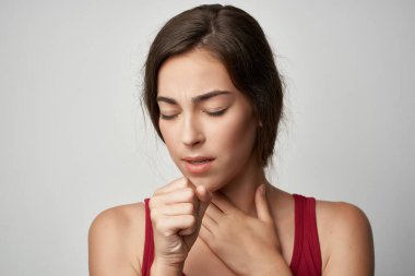 Kırmızı tişörtlü kadın. Travma, sağlık, duygu, tıp.