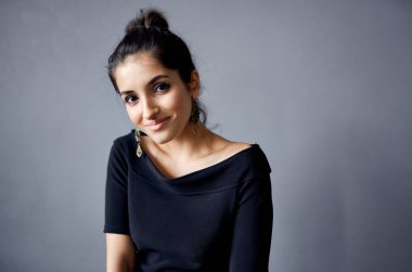 Siyah elbiseli güzel bir kadın lüks moda koyu bir arka plan