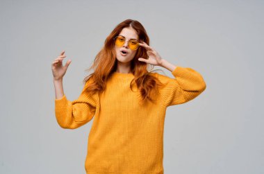 Güzel kadın çekici moda modern tarz izole edilmiş arka plan