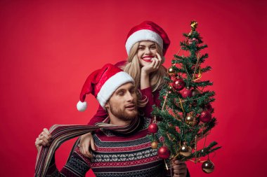 Sevimli, neşeli genç çift Yeni yıl heyecanı