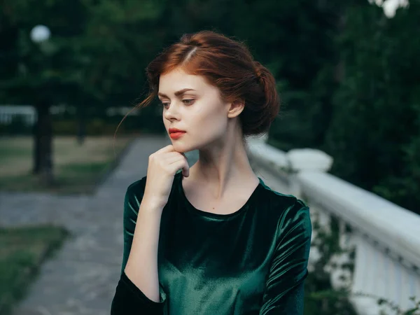 Atraktivní žena v zelených šatech venku model romantiku — Stock fotografie