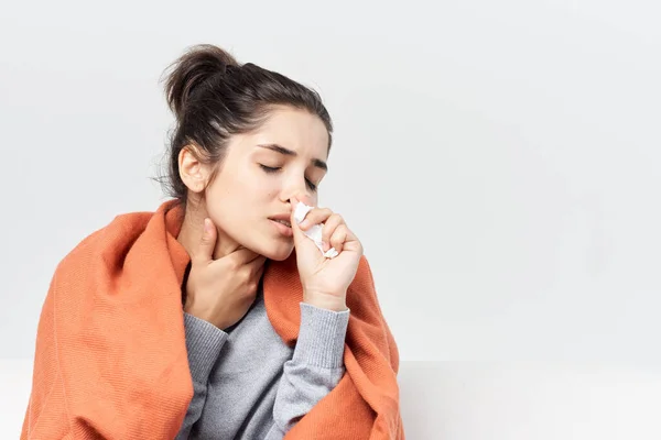 Vrouw verstopt met een deken thuis behandeling koude infectie — Stockfoto