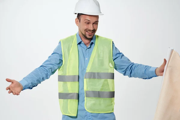 Costruttore maschio in un casco bianco ingegnere sicurezza isolato sfondo — Foto Stock