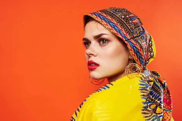 Bonita mulher etnia multicolorido headscarf maquiagem glamour vermelho fundo — Fotografia de Stock