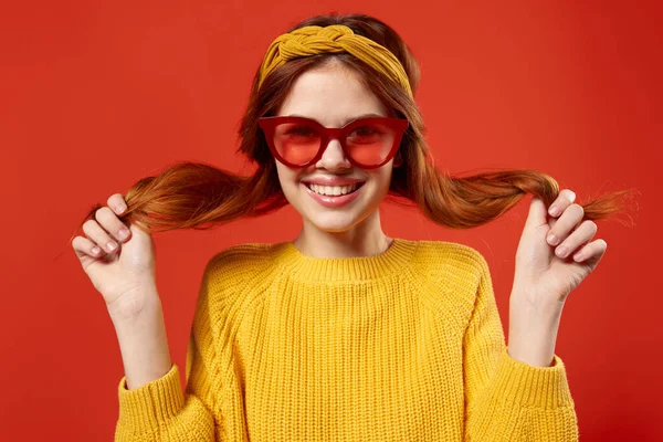 Žena se žlutou čelenkou červené brýle módní žlutý svetr — Stock fotografie