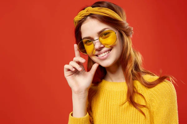 Vidám nő sárga szemüvegben pulóver hipster divat retro stílus — Stock Fotó