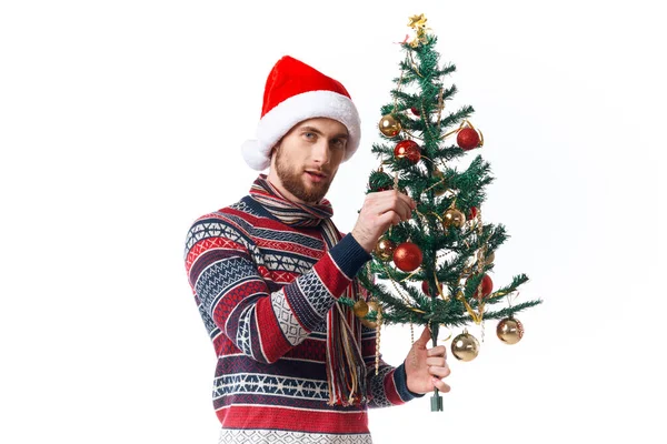 Hombre guapo con un árbol en sus manos adornos vacaciones divertido estudio posando — Foto de Stock