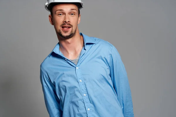 Constructor masculino en una camisa azul trabajo emociones aislado fondo — Foto de Stock