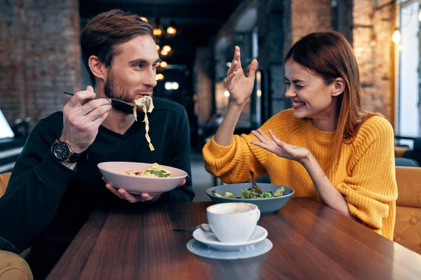 Молодая пара, сидящая в ресторане болтая знакомства — стоковое фото