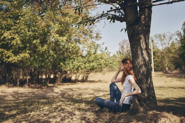 きれいな女性が木のそばで屋外で新鮮な空気 — ストック写真