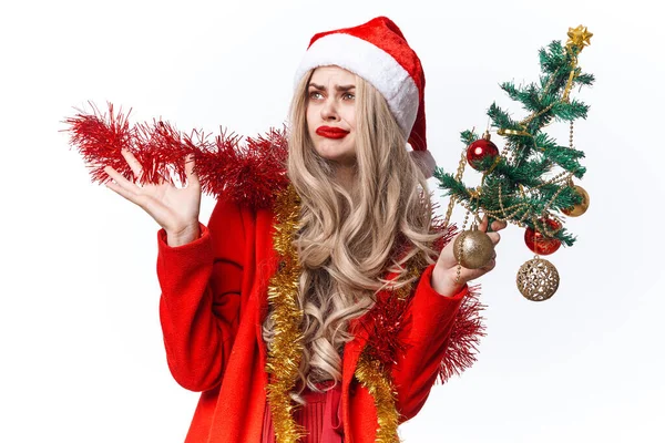 Mujer vestida como santa claus decorando el árbol regalos vacaciones — Foto de Stock