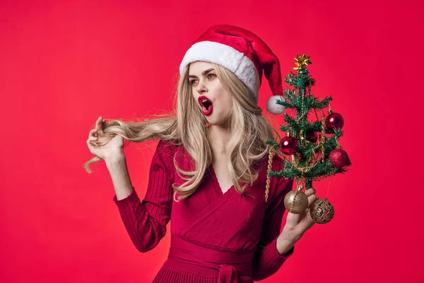 Emotionell kvinna klädd som Santa Christmas tree leksaker rosa bakgrund — Stockfoto