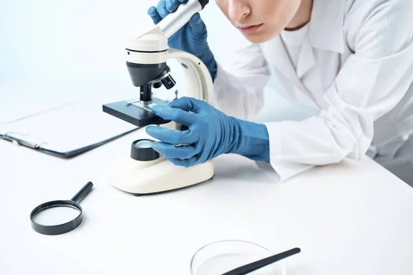 Γυναίκα στο εργαστηριακό μικροσκόπιο ανάλυση της επιστημονικής έρευνας — Φωτογραφία Αρχείου