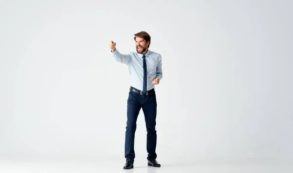 Geschäftsmann im Anzug posiert in voller Länge isoliert Hintergrund — Stockfoto
