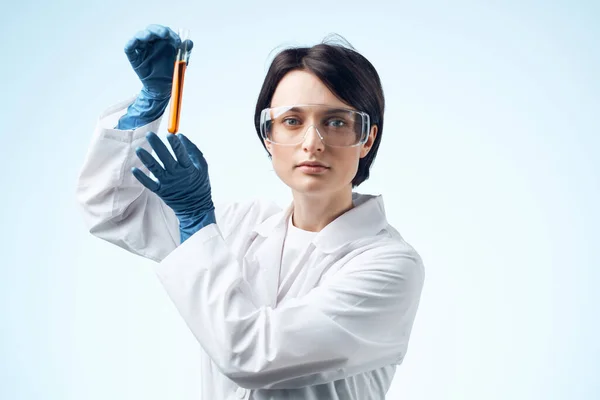 Laboratorio femminile assistente microscopio ricerca biotecnologia nulla — Foto Stock