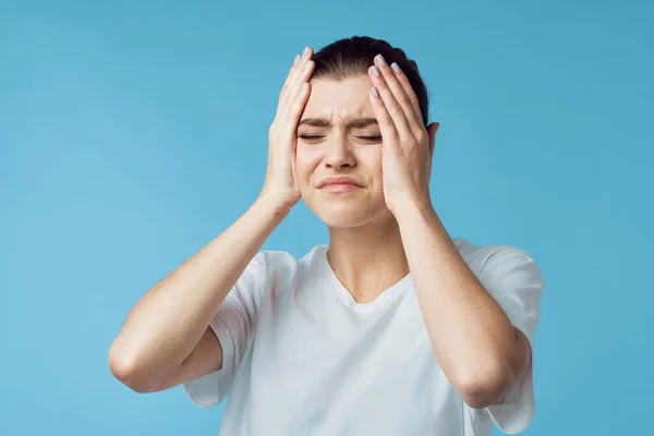 Fejfájás problémákkal küzdő nő gyógyszer migrén — Stock Fotó