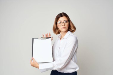 Beyaz gömlekli kadın başarısı Yaşam tarzı izole edilmiş arka plan