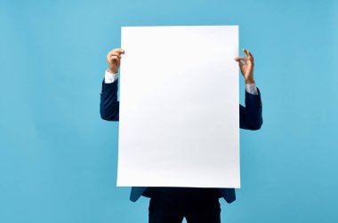 Boş sayfa sunumunda beyaz adam afişi izole edilmiş arkaplan