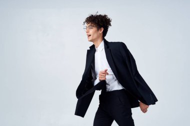 Siyah ceketli iş adamı poz veriyor.