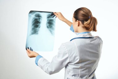 Röntgen ışınlı sağlık geçmişi olan hemşire.