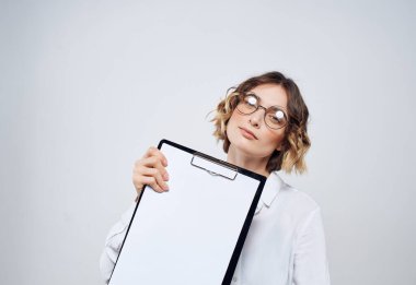 Gözlük Giyen İş Kadını Gazeteleri Alan Reklamcılığını Kopyaladı