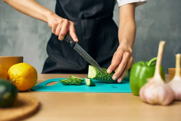 Femme au foyer Cuisine saine alimentation — Photo