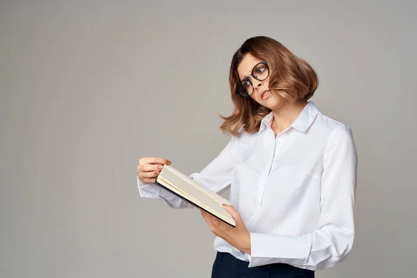 Zakelijke vrouw in wit shirt documenten werk officieel — Stockfoto