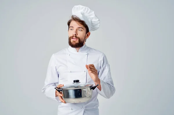 Chef profissional masculino com uma panela em suas mãos preparando restaurante de comida — Fotografia de Stock