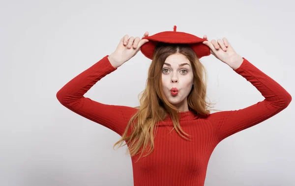 Mulher bonita em chapéu vermelho segurando cabelo charme moda — Fotografia de Stock