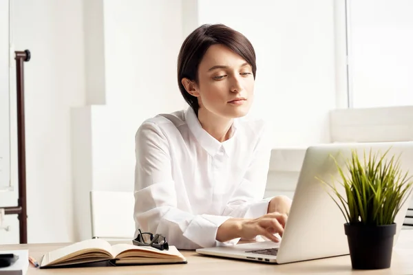 Mulher em traje na frente do laptop Secretário executivo Studio Lifestyle — Fotografia de Stock