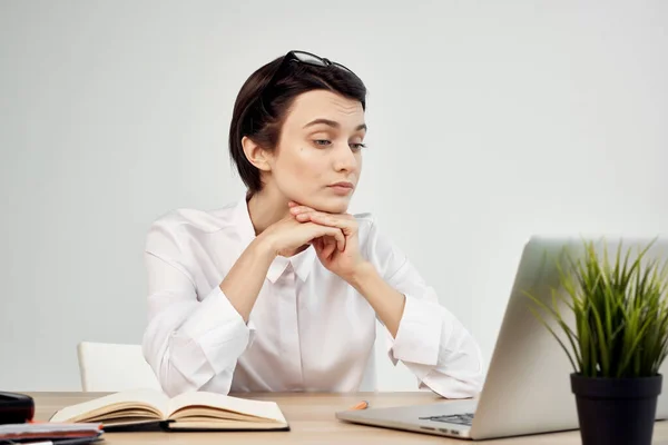 Femme gestionnaire dans le bureau Secrétaire exécutif fond isolé — Photo