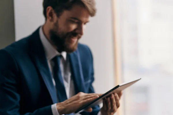 Uomo in giacca e cravatta con un tablet messaggio tecnologia stile di vita — Foto Stock