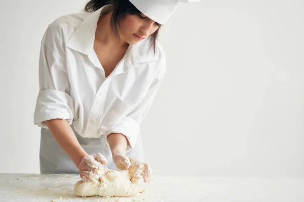 Mulher padeiro chef uniforme fazendo massa de pizza e massa — Fotografia de Stock