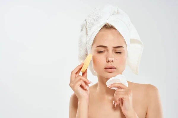 Csinos nő csupasz vállak szivacs tiszta bőr egészség fény háttér — Stock Fotó