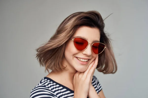 Donna in t-shirt a righe occhiali da sole Gonna rossa moda — Foto Stock