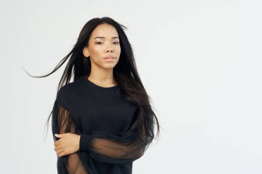 Çekici Afro-Amerikan koyu renk uzun saç makyajı manzarası