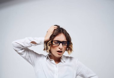 Gözlüklü iş kadını duygu ofisini kopyaladı