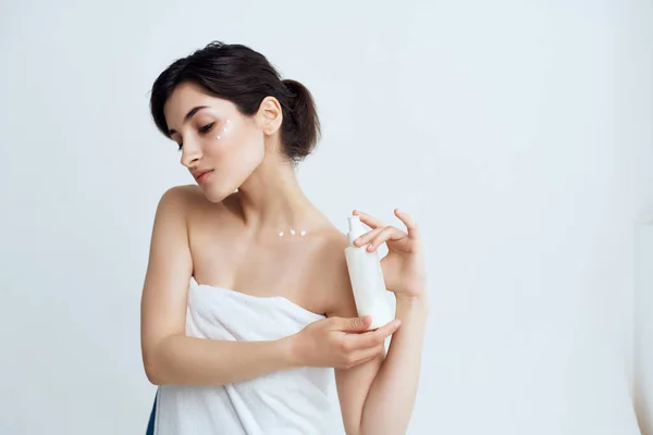 Bruna spalle nude spugna cura della pelle pulita — Foto Stock