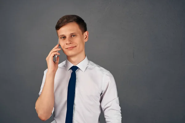 Gerente con teléfono en mano hablando oficial de oficina — Foto de Stock