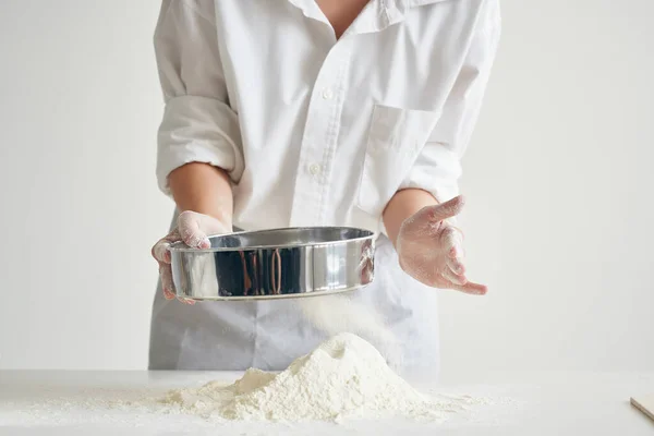 Mujer panadero en uniforme de chef lanza harina de masa cocina profesional —  Fotos de Stock