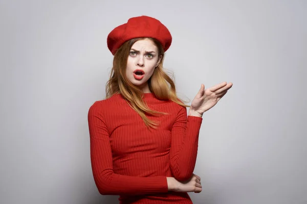 Schöne Frau in einem roten Pullover Kosmetik Emotion Licht Hintergrund — Stockfoto