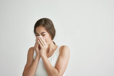 Beyaz tişörtlü kadın burnunu mendil depresif enfeksiyonuna sümkürdü.