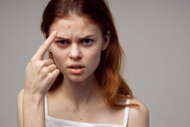 Güzel kadın kozmetoloji cilt bakımı ergenlik dönemi yakın çekimi