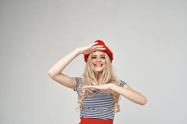 Blond i moderiktiga kläder Röd hatt beskärd utsikt glamour — Stockfoto