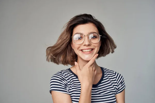 Vacker kvinna med glasögon beskuren utsikt glamour — Stockfoto