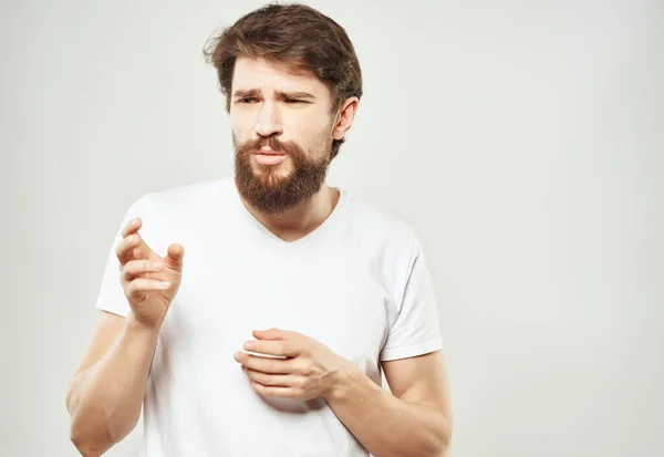 Бородатий чоловік у білій футболці емоції вираження гніву — стокове фото