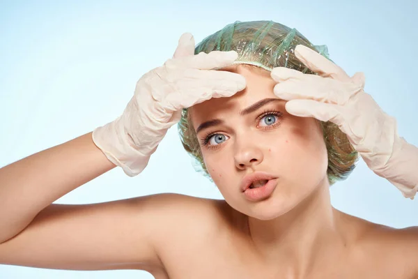 Hermosa loción de la mujer en la mano dermatología problemas de la piel facial — Foto de Stock