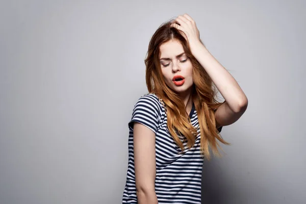 Bonita mujer peinado alegría posando moda atractivo mirada aislado fondo —  Fotos de Stock